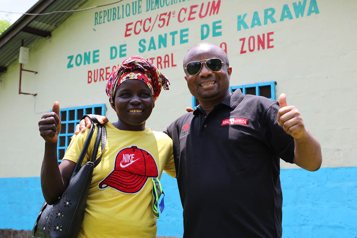 Cinq ans après sa guérison d'une fistule portée 16 ans durant, Fifi a été heureuse de revoir ses soignants

